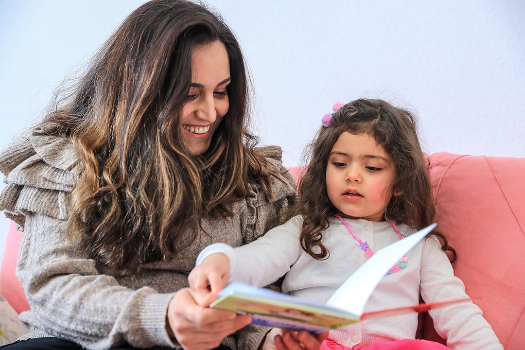 Mutter liest gemeinsam mit Tochter ein Buch